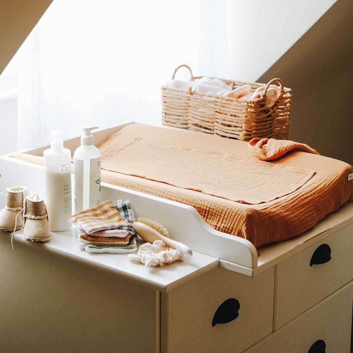 Housse de matelas à langer en gaze de coton camel dans chambre bébé