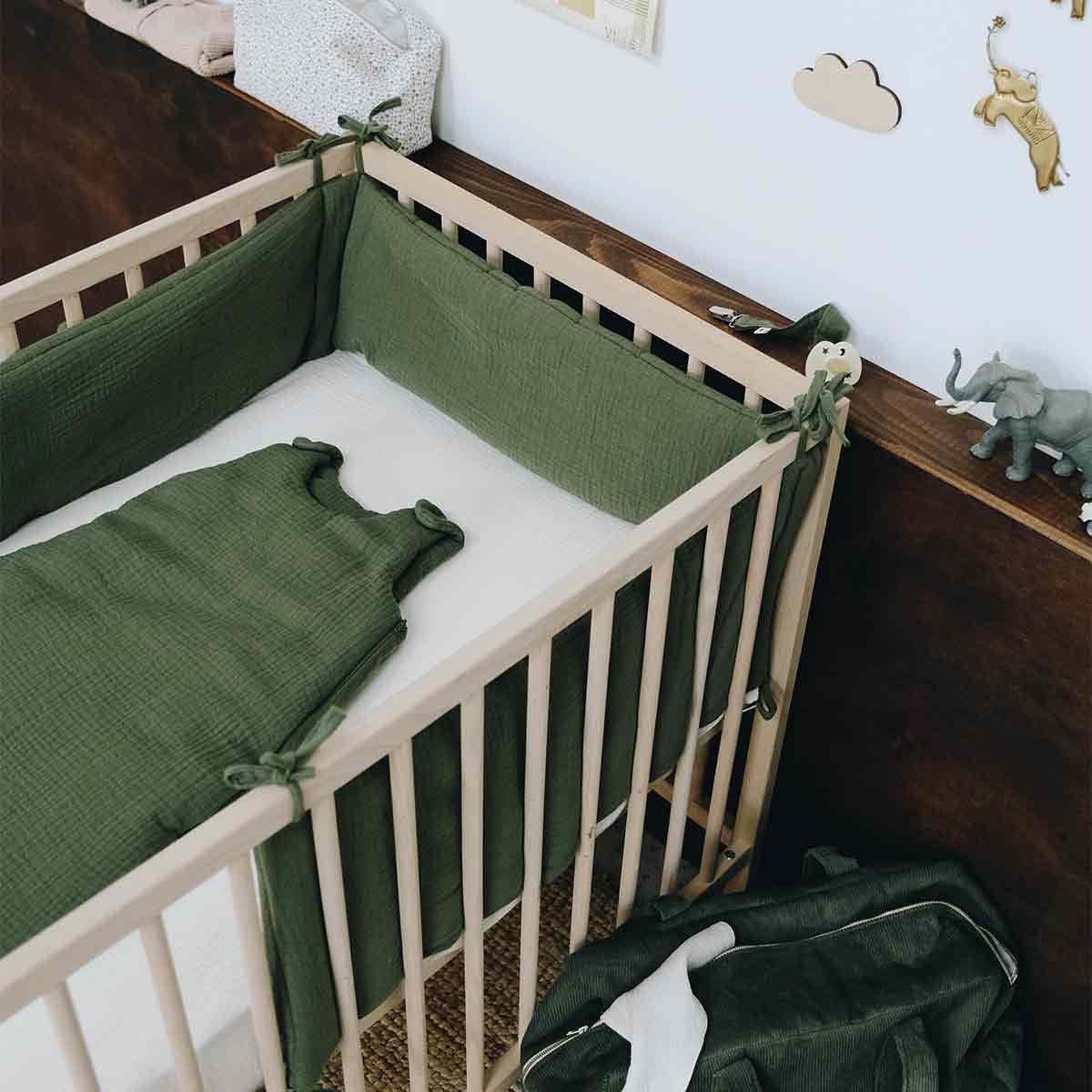 Tour de lit en gaze de coton gouère dans une chambre de bébé