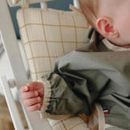 Bavoir manche longue vert sauge vu de près