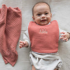 Bavoir marsala porté par un bébé