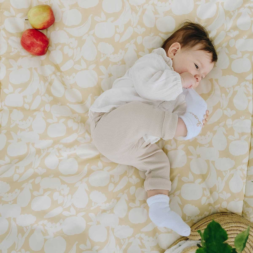 Bébé allongé sur un tapis d'éveil délice