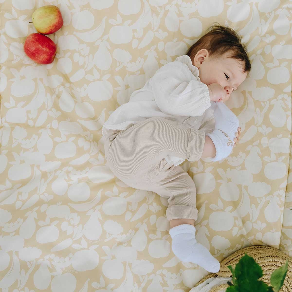 Bébé allongé sur un tapis d'éveil délice