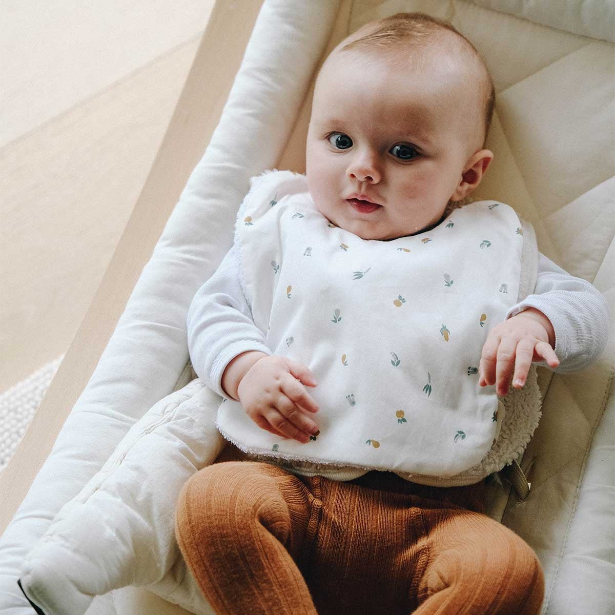 Bébé avec son bavoir plein air