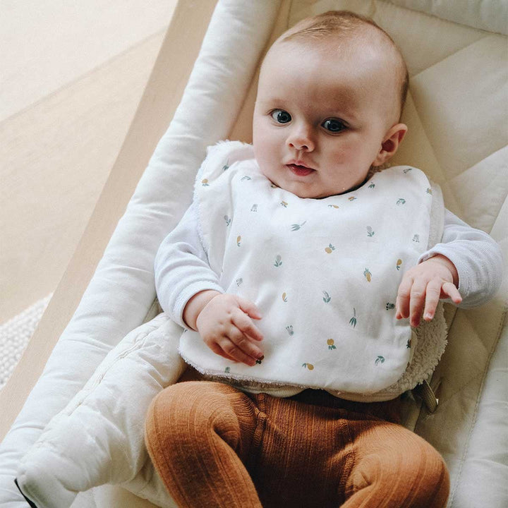 Bébé avec son bavoir plein air