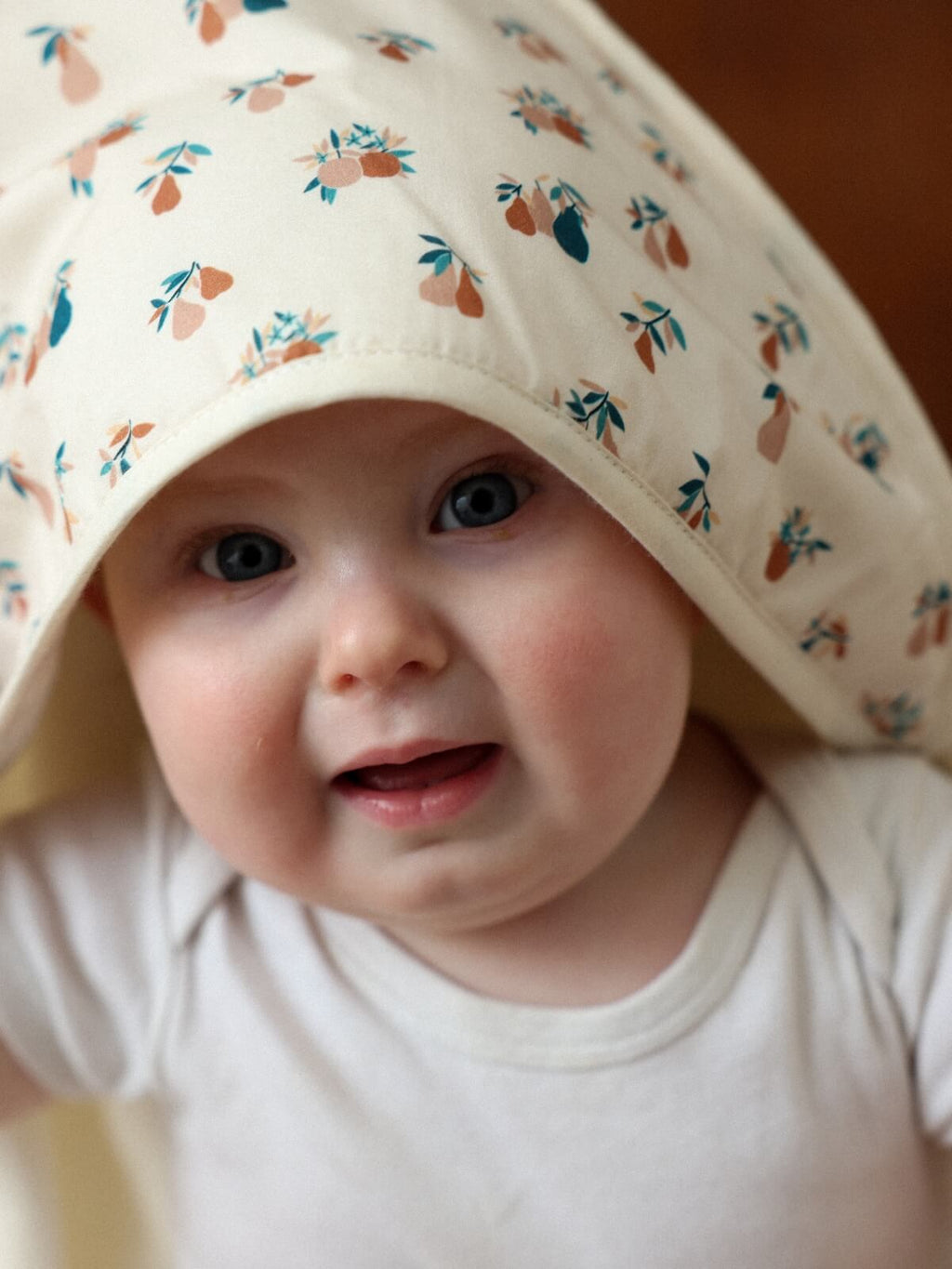 bébé avec cape de bain poires