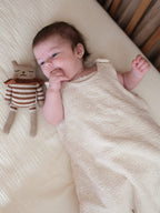 bébé avec gigoteuse broderies anglaises