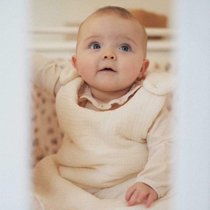 bébé avec gigoteuse écru tog 2