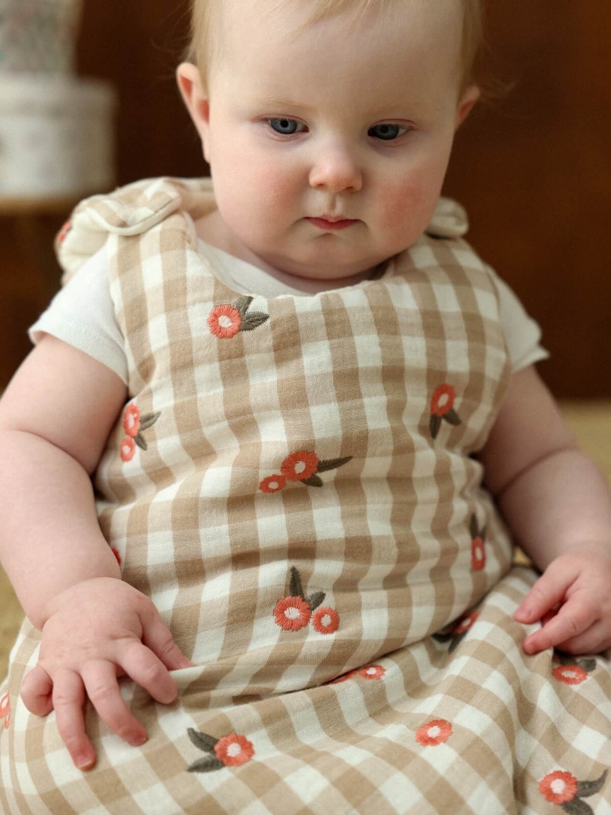 bébé avec gigoteuse tog 2 vichy beige