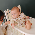 Bébé avec son bavoir léopard
