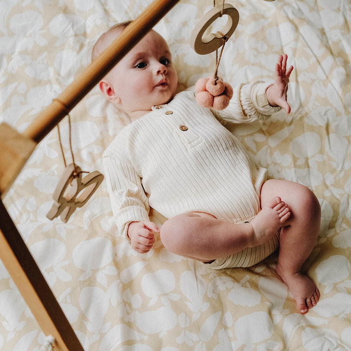 Bébé sur un édredon en coton bio délice