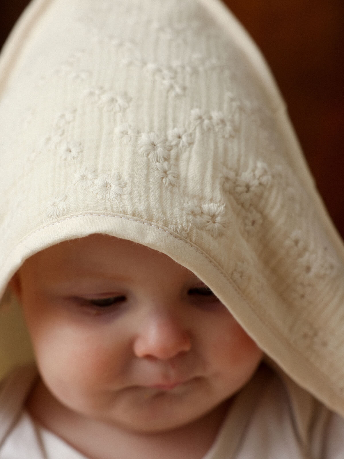 cape de bain bébé broderies ecru
