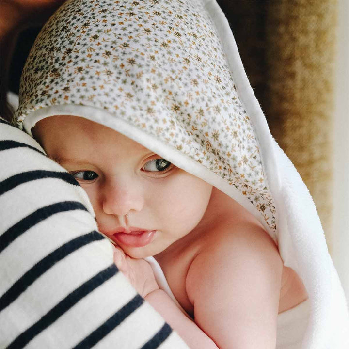 Cape de bain bébé fleurs fougere vu de près