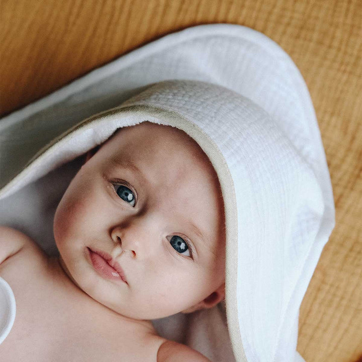 Cape de bain blanche avec bébé de près