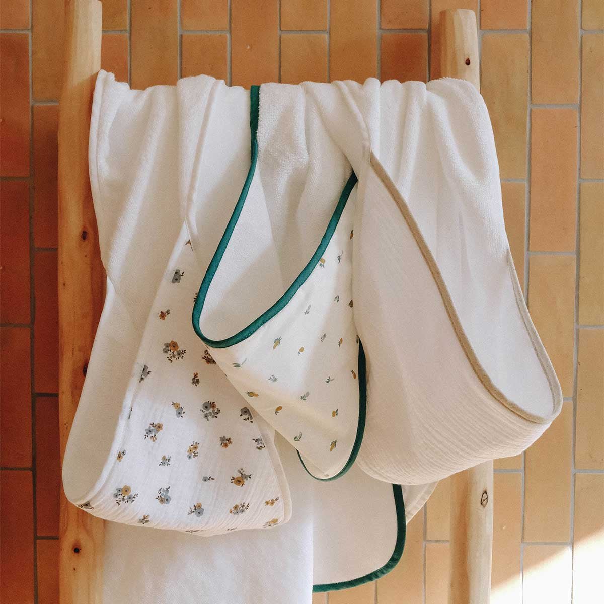 Bathing capes in different colors