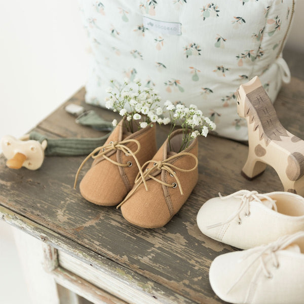 Chaussons bebe en gaze de coton camel