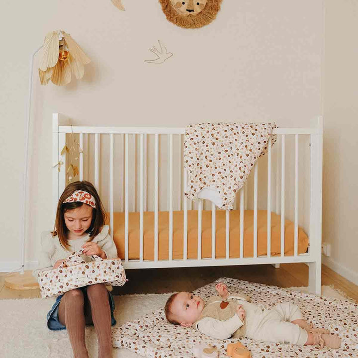 Couette bébé en coton léopard dans une chambre