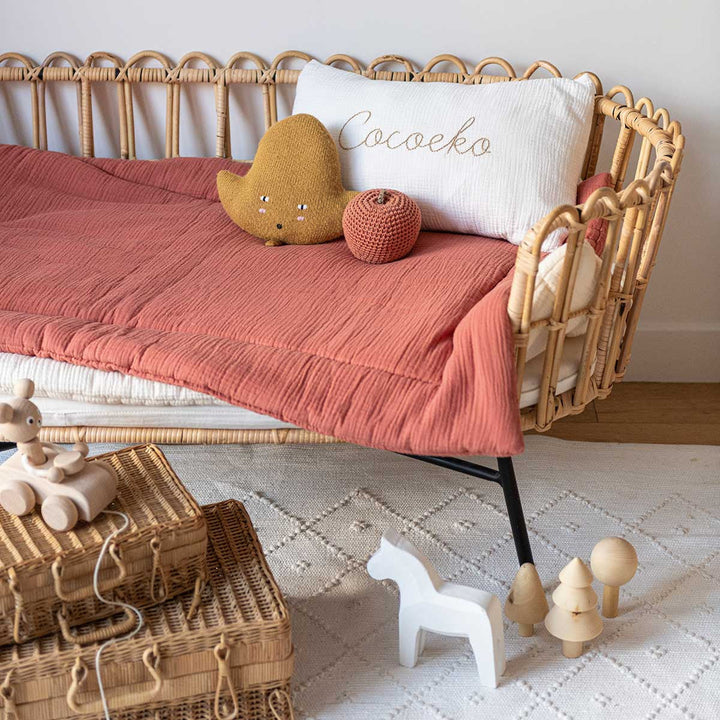 Couette pour lit de bébé marsala vu de près