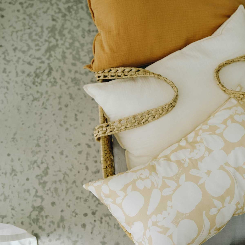 Coussin en gaze de coton écru vu de près