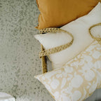 Coussin en gaze de coton écru vu de près