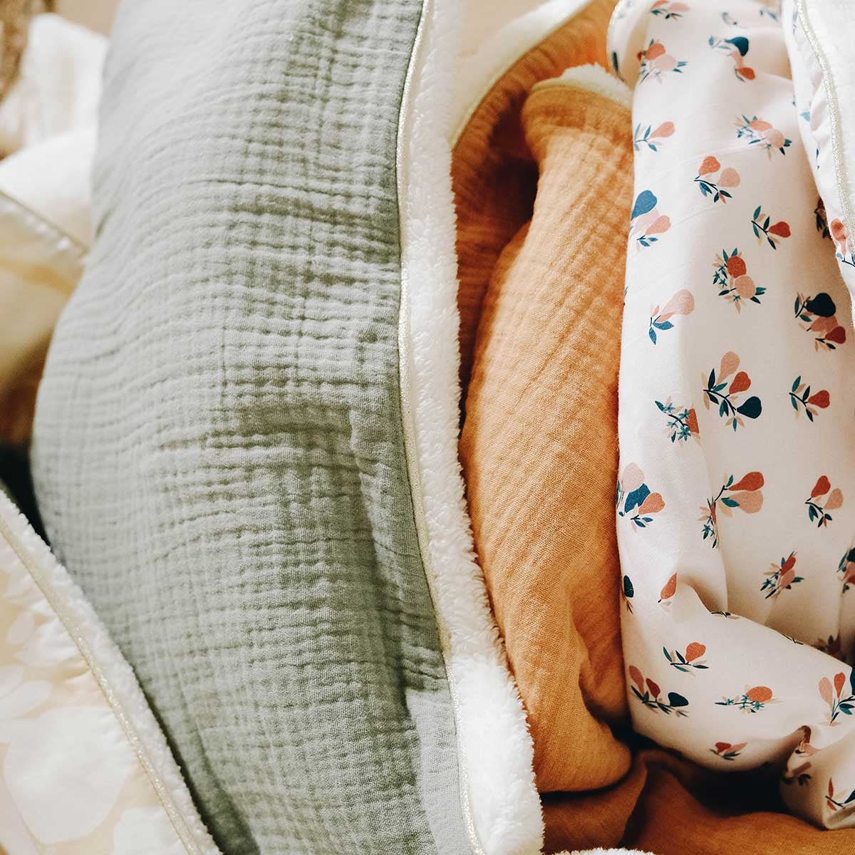 Zoom on cotton gauze baby blanket