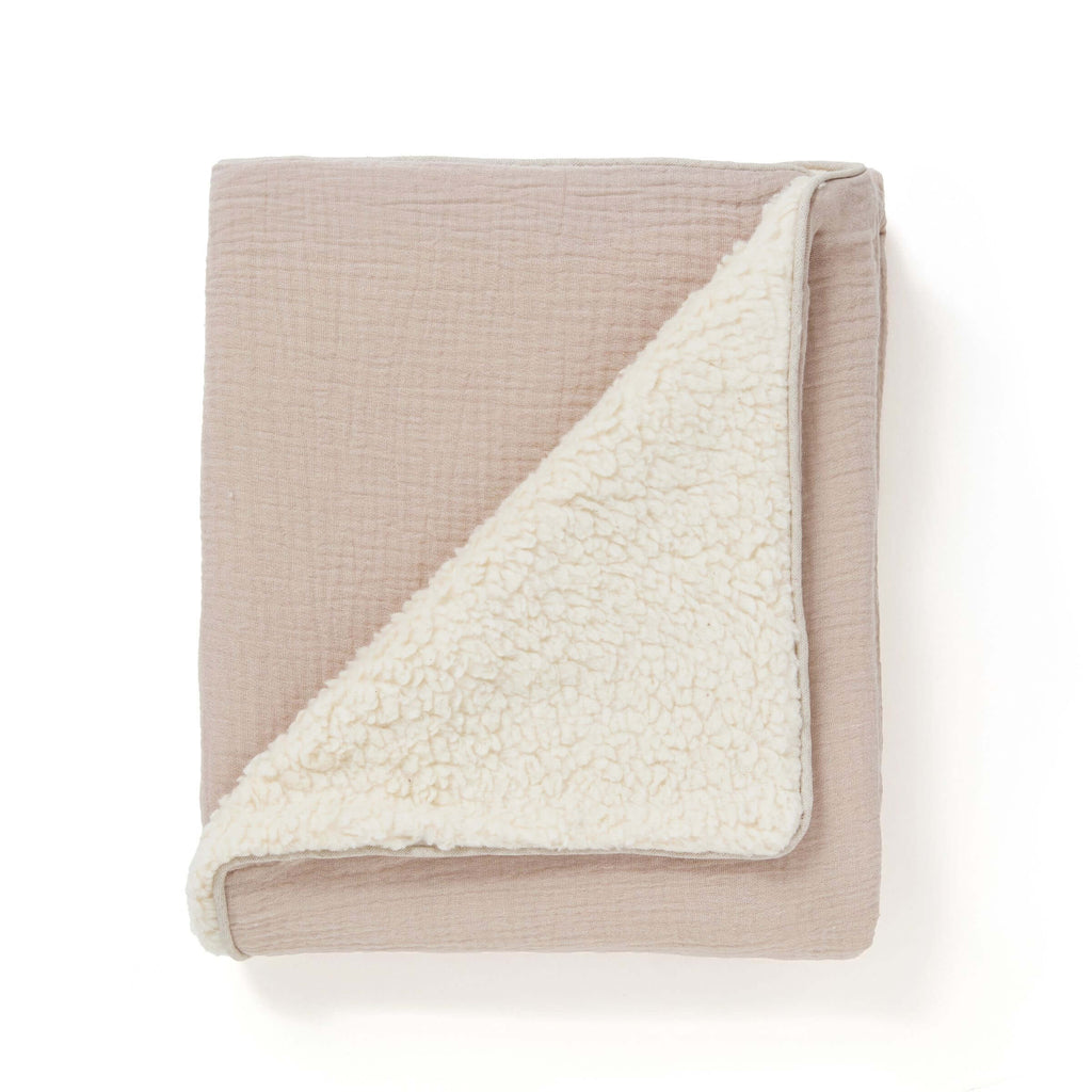 Couverture bébé beige pliée, face gaze de coton et face polaire sherpa