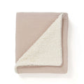 Couverture bébé beige pliée, face gaze de coton et face polaire sherpa