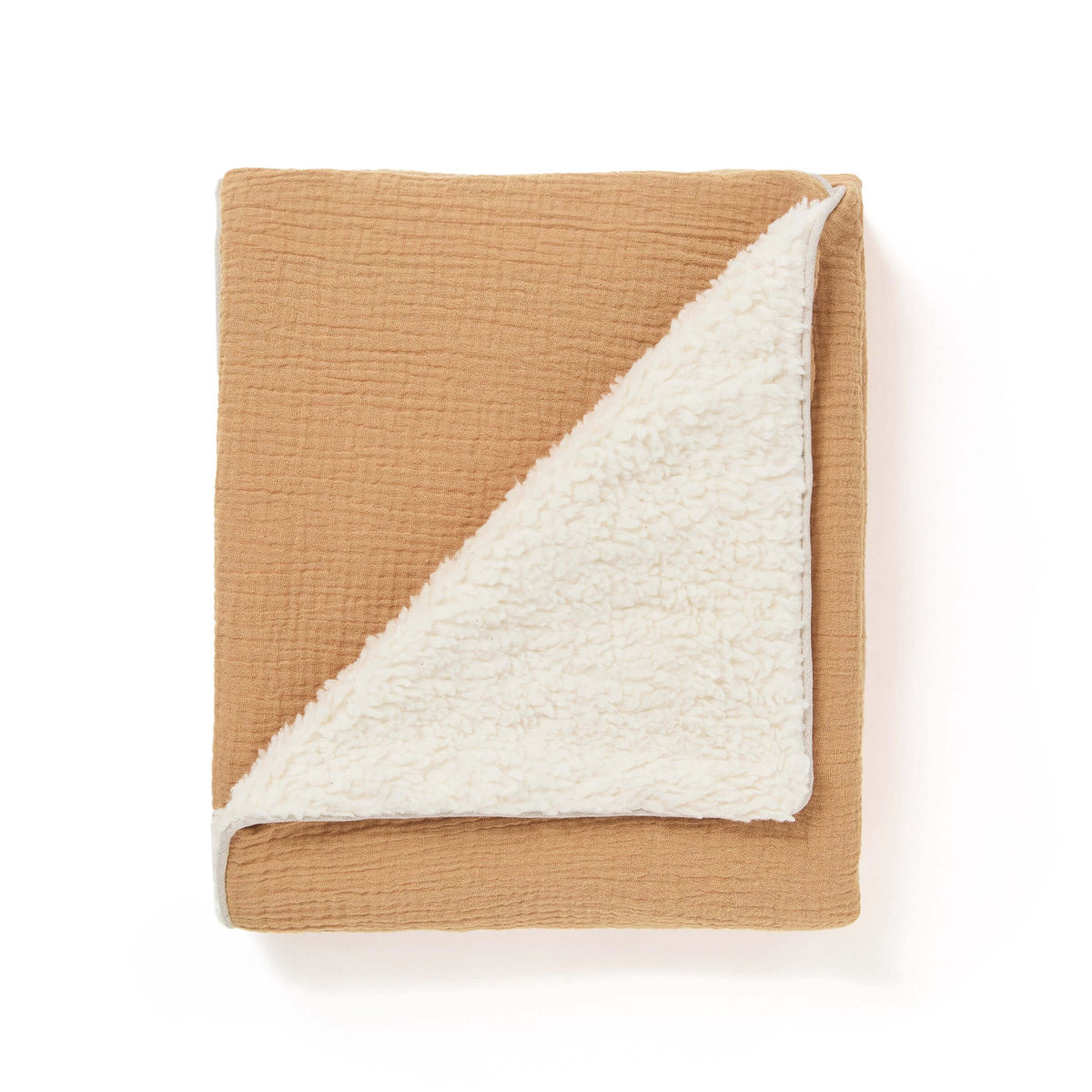 Couverture bébé camel pliée, face gaze de coton et face polaire sherpa