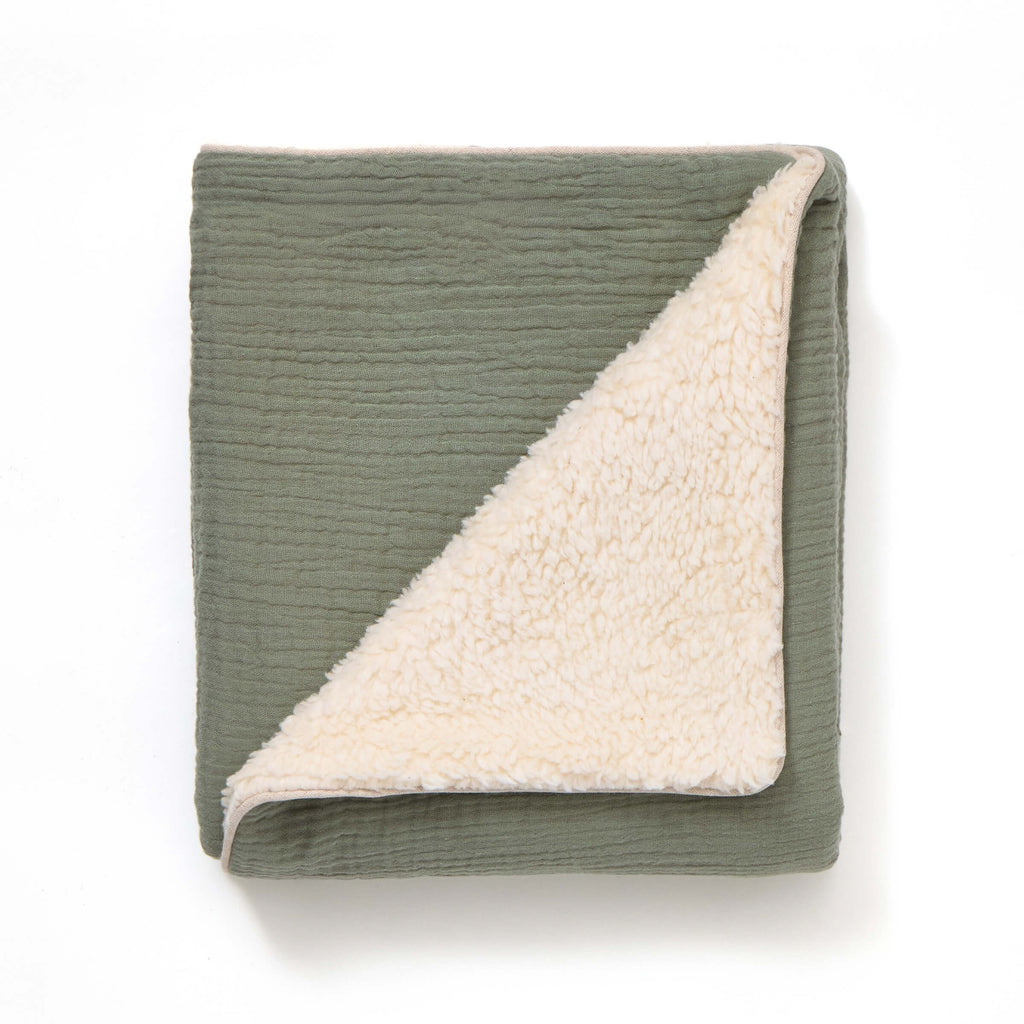 Couverture bébé vert sauge pliée, face gaze de coton et face polaire sherpa