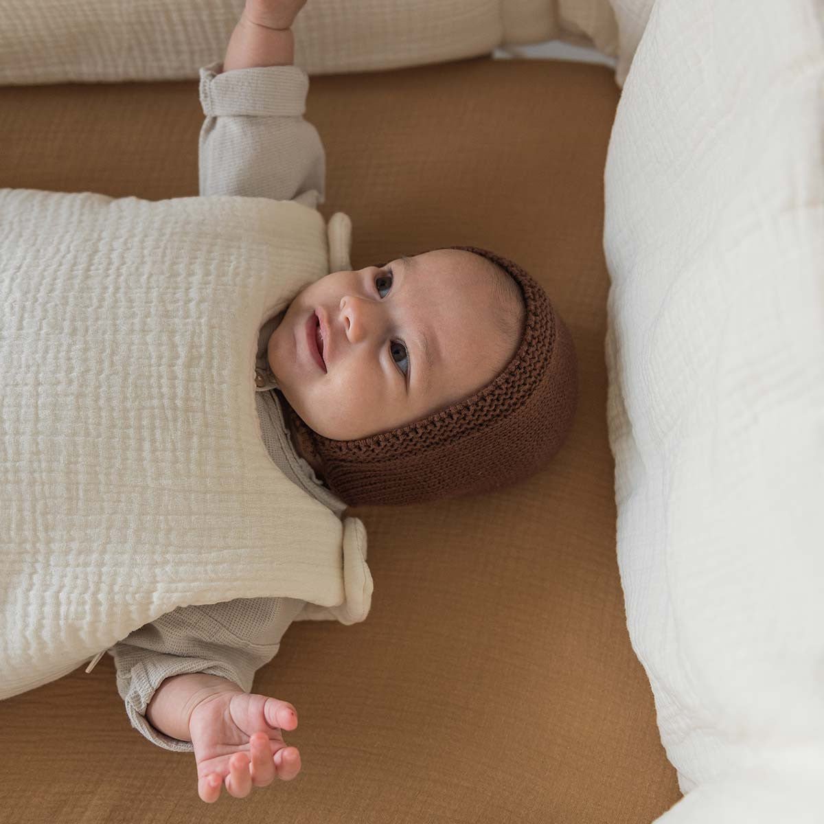 Camel cotton gauze fitted sheet with a baby