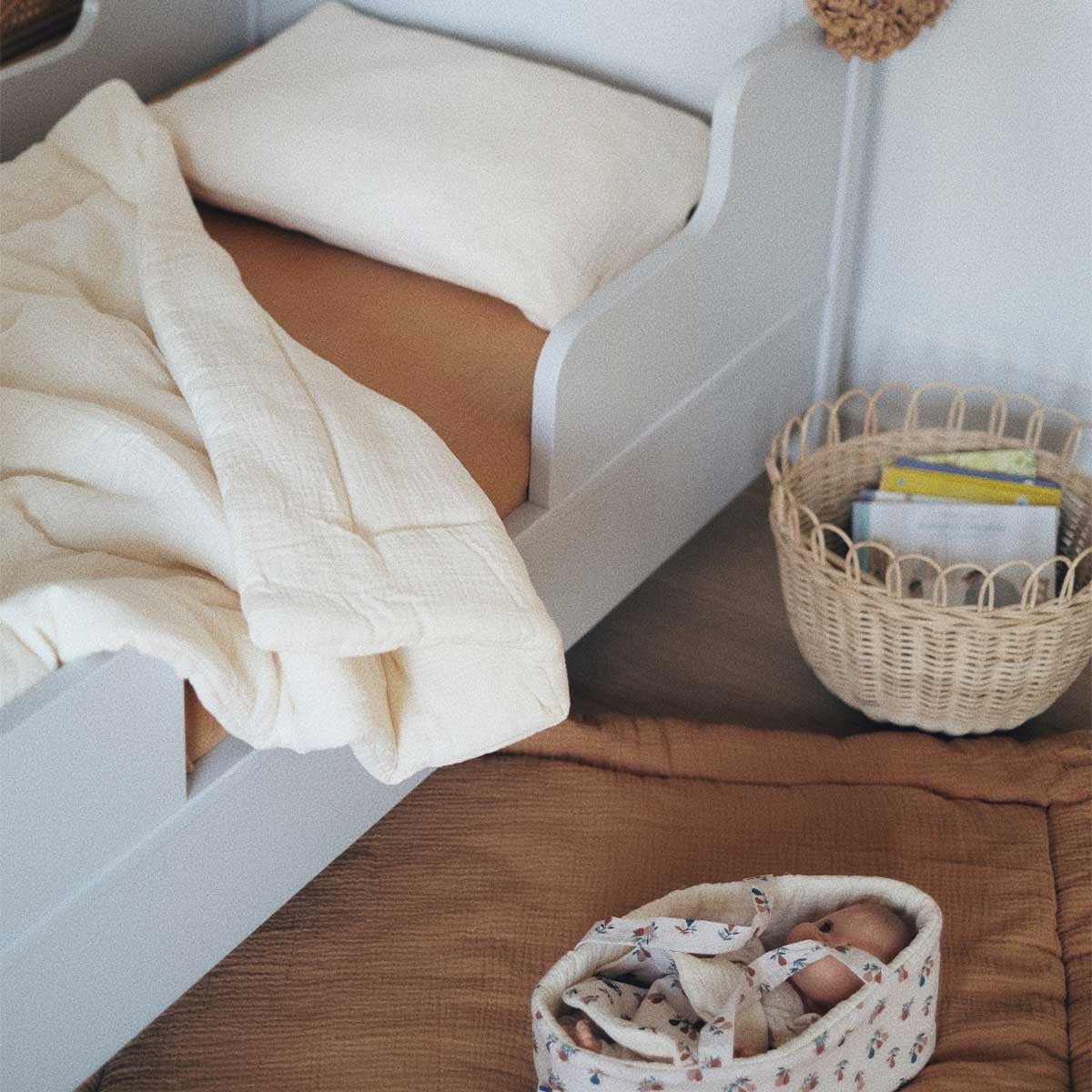 Camel cotton gauze fitted sheet in a crib