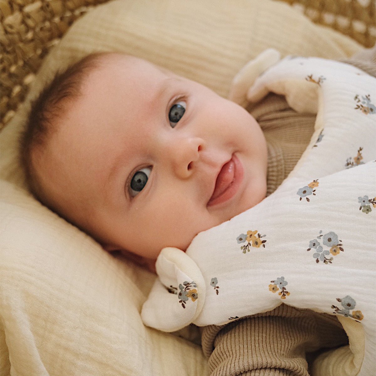 Ecru cotton gauze fitted sheet with a baby