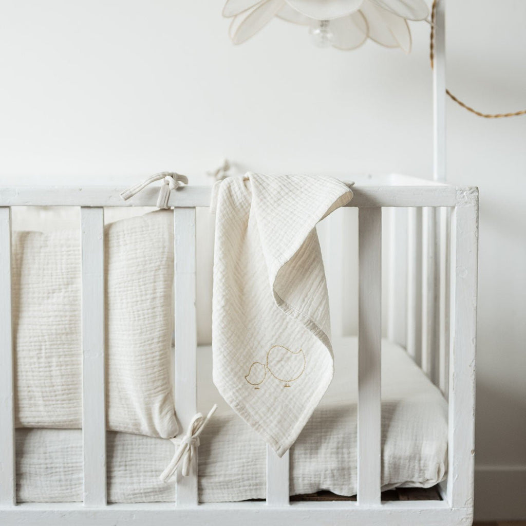 Ecru cotton gauze fitted sheet for a baby's room