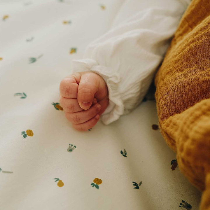 Drap housse pour lit de bébé plein air vu de près