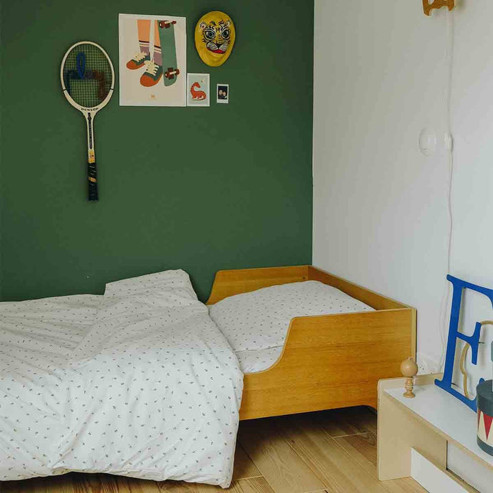 Drap housse plein air dans un lit d'enfant