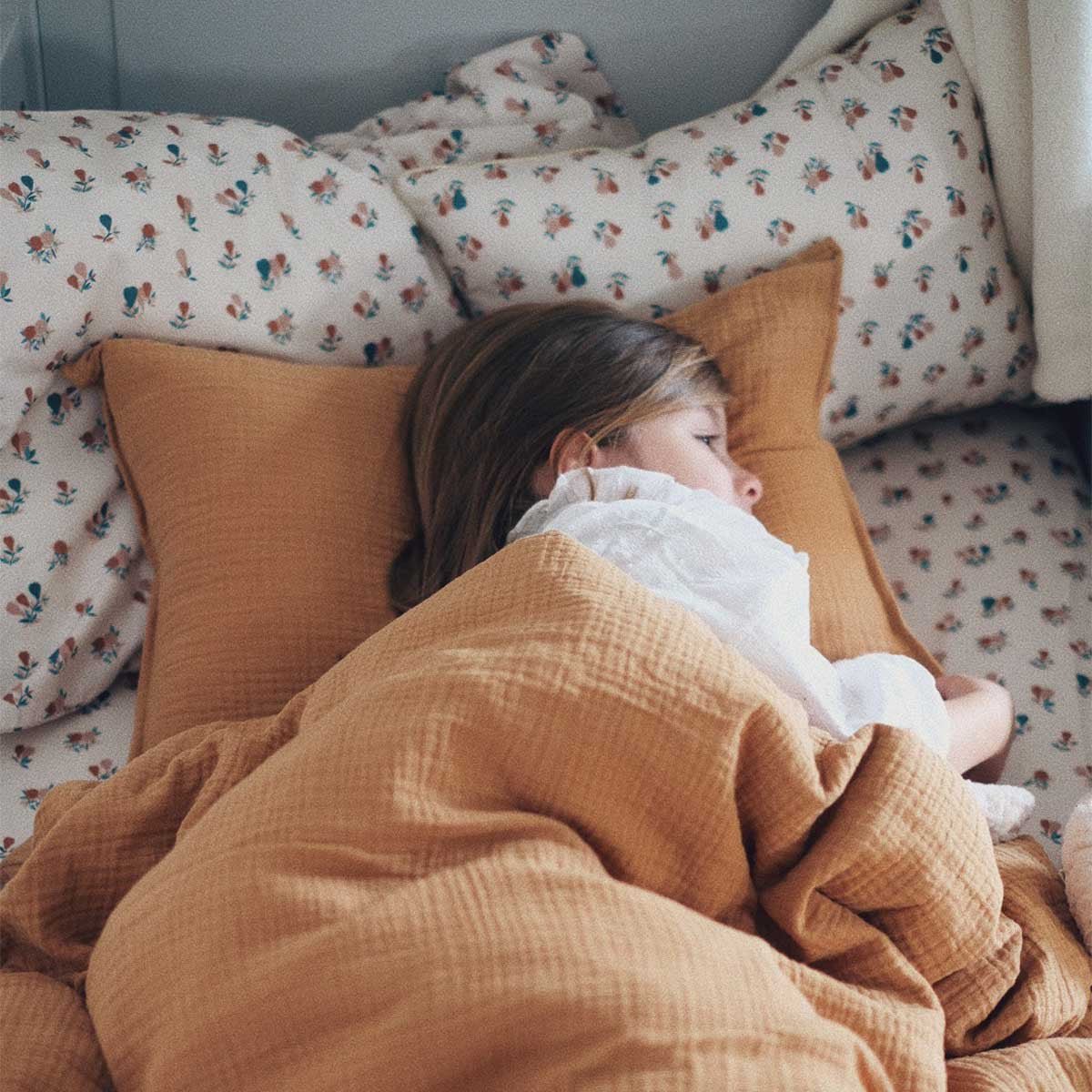 Fitted sheet pears in a crib