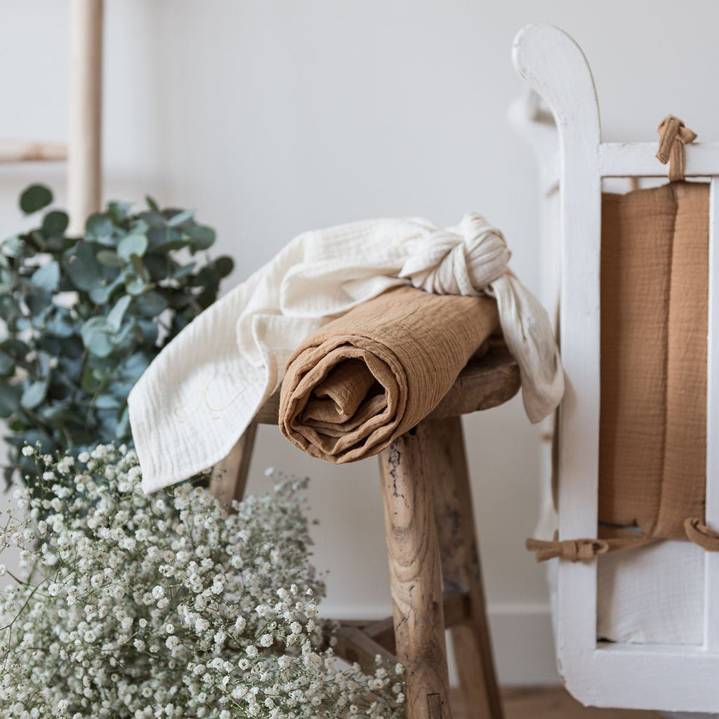 Fitted sheets in ecru and camel cotton gauze