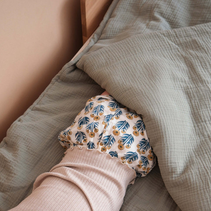 Enfant dans un sac de couchage