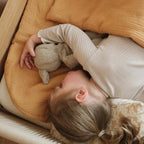 Enfant qui dort dans sac de couchage