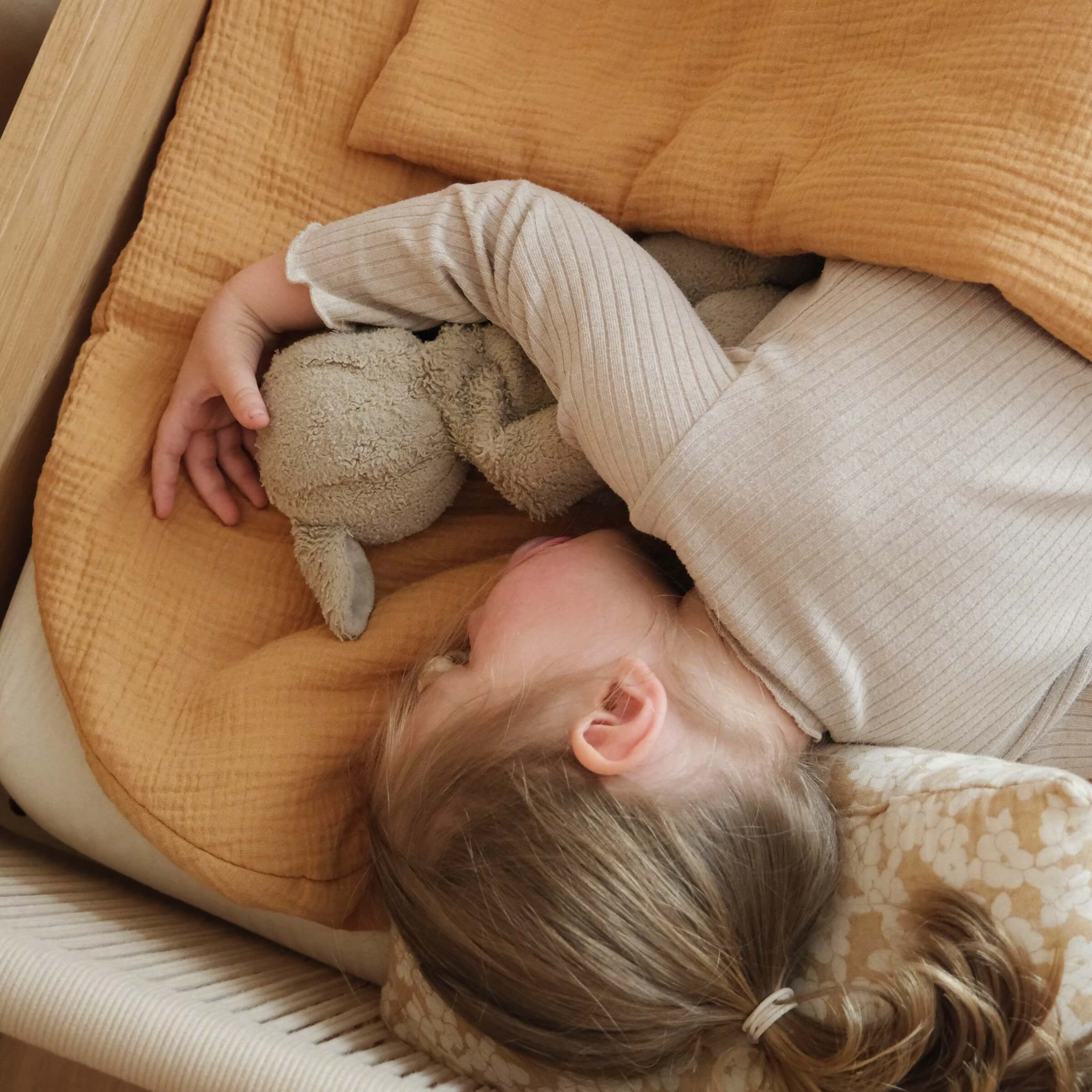 Enfant qui dort dans sac de couchage