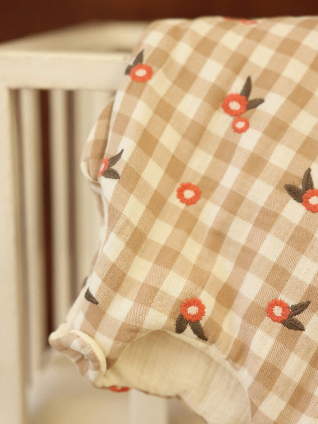 gigoteuse broderies vichy dans chambre bébé