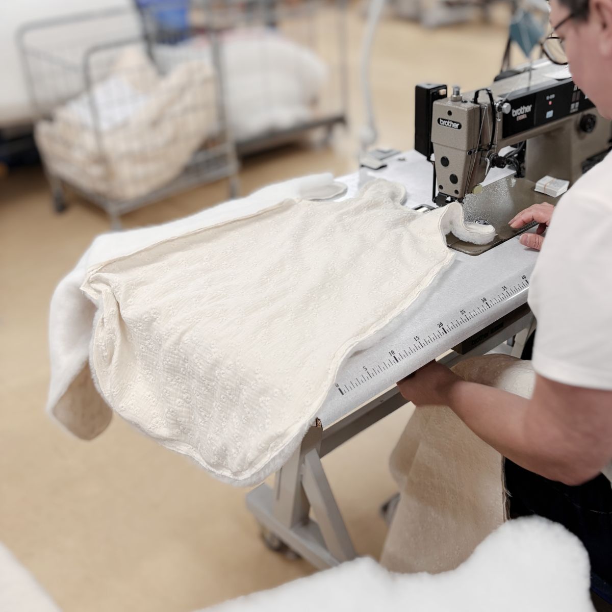 Couture d'une gigoteuse à la machine dans un atelier en France