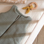 Gigoteuse ouverture devant vert dans lit bébé