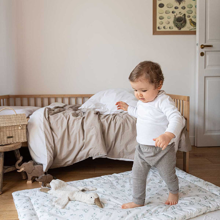 Housse de couette enfant en coton lavé blanc et biscuit dans une chambre