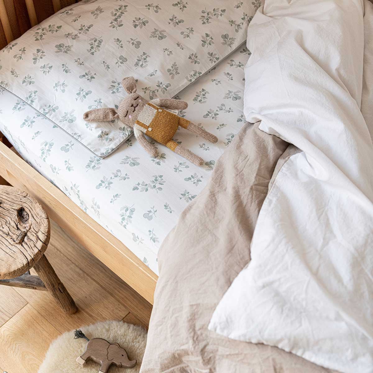 Children's comforter cover in white washed cotton and cookie, close-up view
