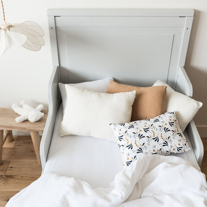 Housse de couette enfant en gaze de coton blanc dans un lit