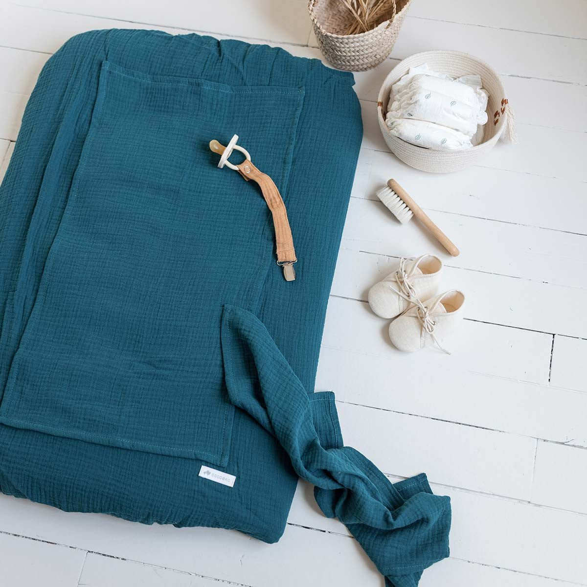 Housse de matelas à langer bleu paon vu de haut