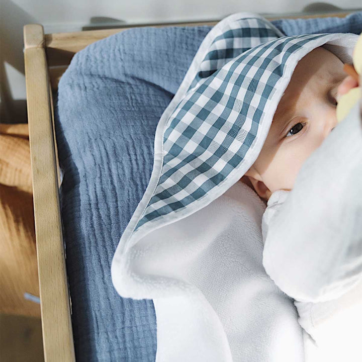 Zoom sur housse de matelas à langer en gaze de coton bleu jean