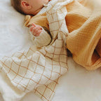 Lange bébé carreau camel close-up