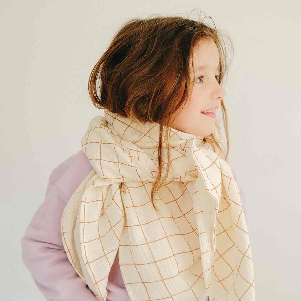 Maxi camel diaper worn by a little girl