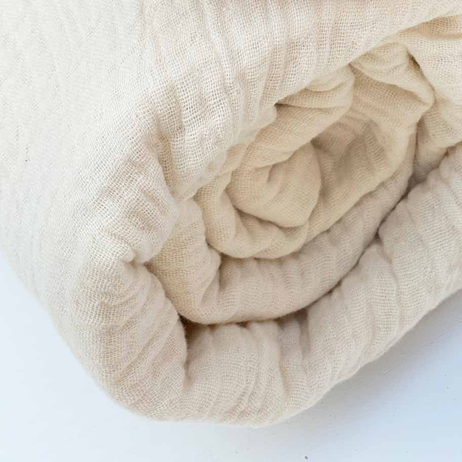 Maxi diaper in ecru cotton gauze, close-up view